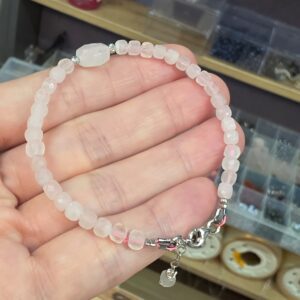 GÜL KUVARS KÜP KESİM GÜMÜŞ APARATLI BİLEKLİK 16-18CM