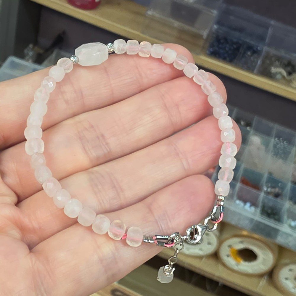 GÜL KUVARS KÜP KESİM GÜMÜŞ APARATLI BİLEKLİK 16-18CM