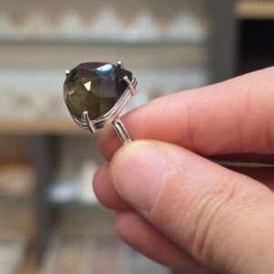 Alternative view of DUMANLI KUVARS 7A FASET KESİM KALİTE AYARLI GÜMÜŞ YÜZÜK 5,52Gr N12