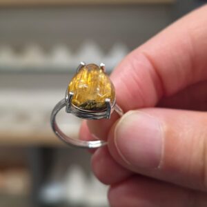 Alternative view of İĞNECİKLİ KUVARS 7A KALİTE 925 AYARLI GÜMÜŞ YÜZÜK 4,17Gr N20