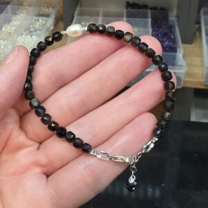 OBSİDİYEN KÜP KESİM VE İNCİ GÜMÜŞ APARATLI BİLEKLİK 16-19CM O3