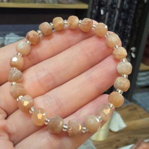 GÜNEŞTAŞI KÜP KESİM BİLEKLİK 6MM 16-19CM G2