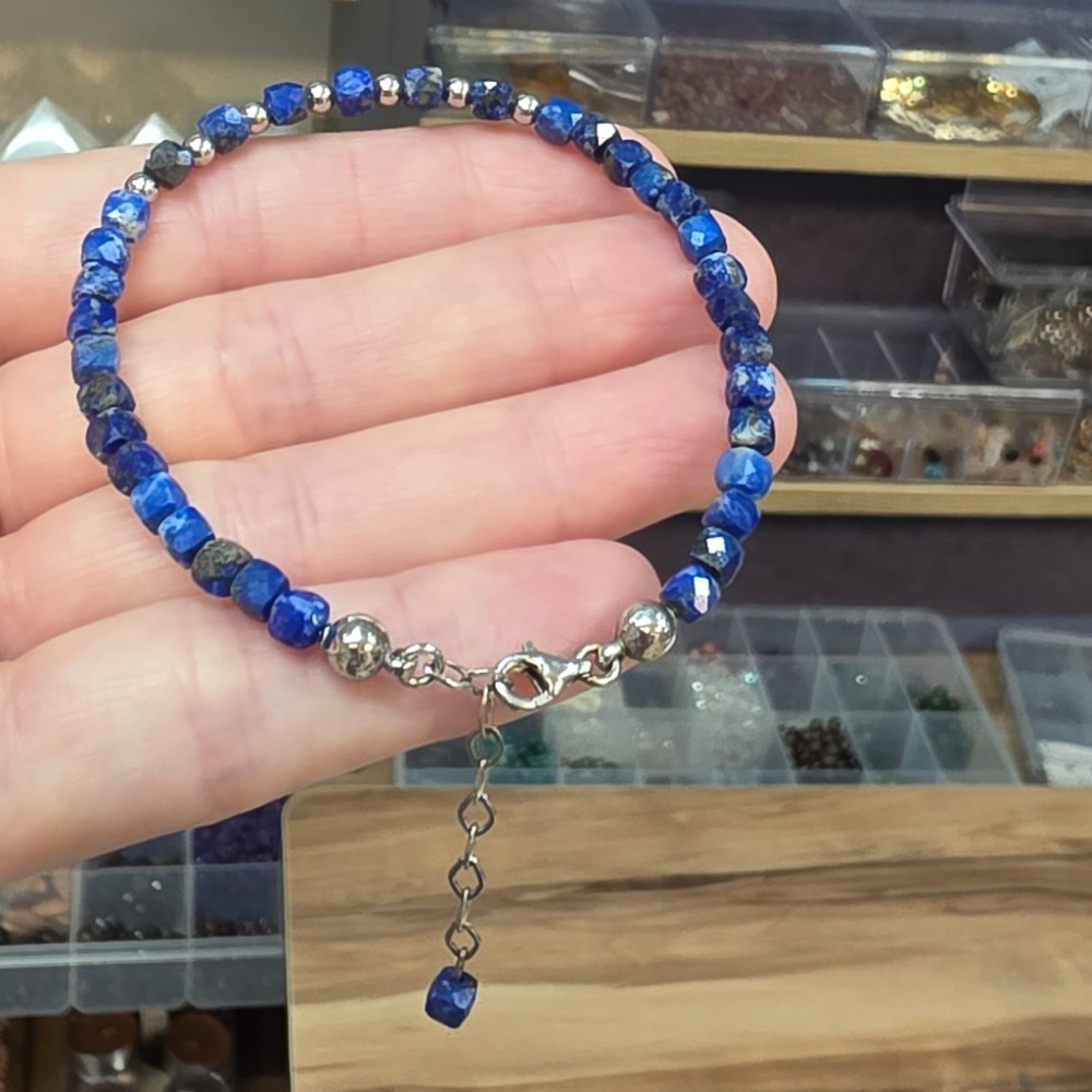 LAPİS LAZULİ KÜP KESİM GÜMÜŞ APARATLI 4MM BİLEKLİK B6