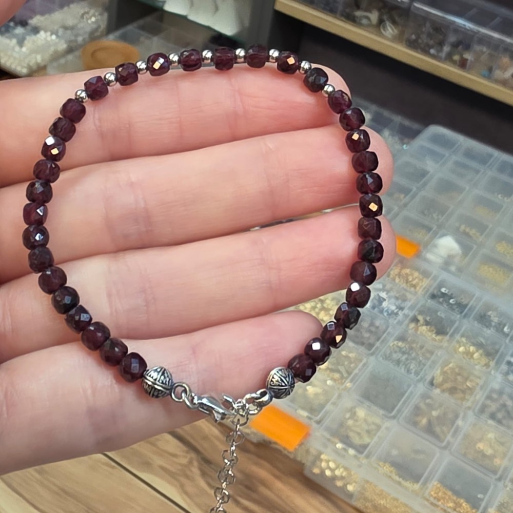 GRANAT 7A KALİTE 4MM KÜP KESİM GÜMÜŞ APARATLI BİLEKLİK 16-19CM G2