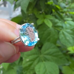 Alternative view of MAVİ TOPAZ AYARLI GÜMÜŞ YÜZÜK OVAL 3,88GR   T44