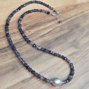 İYOLİT+İNCİ KÜP KESİM  GÜMÜŞ APARATLI KOLYE 45CM