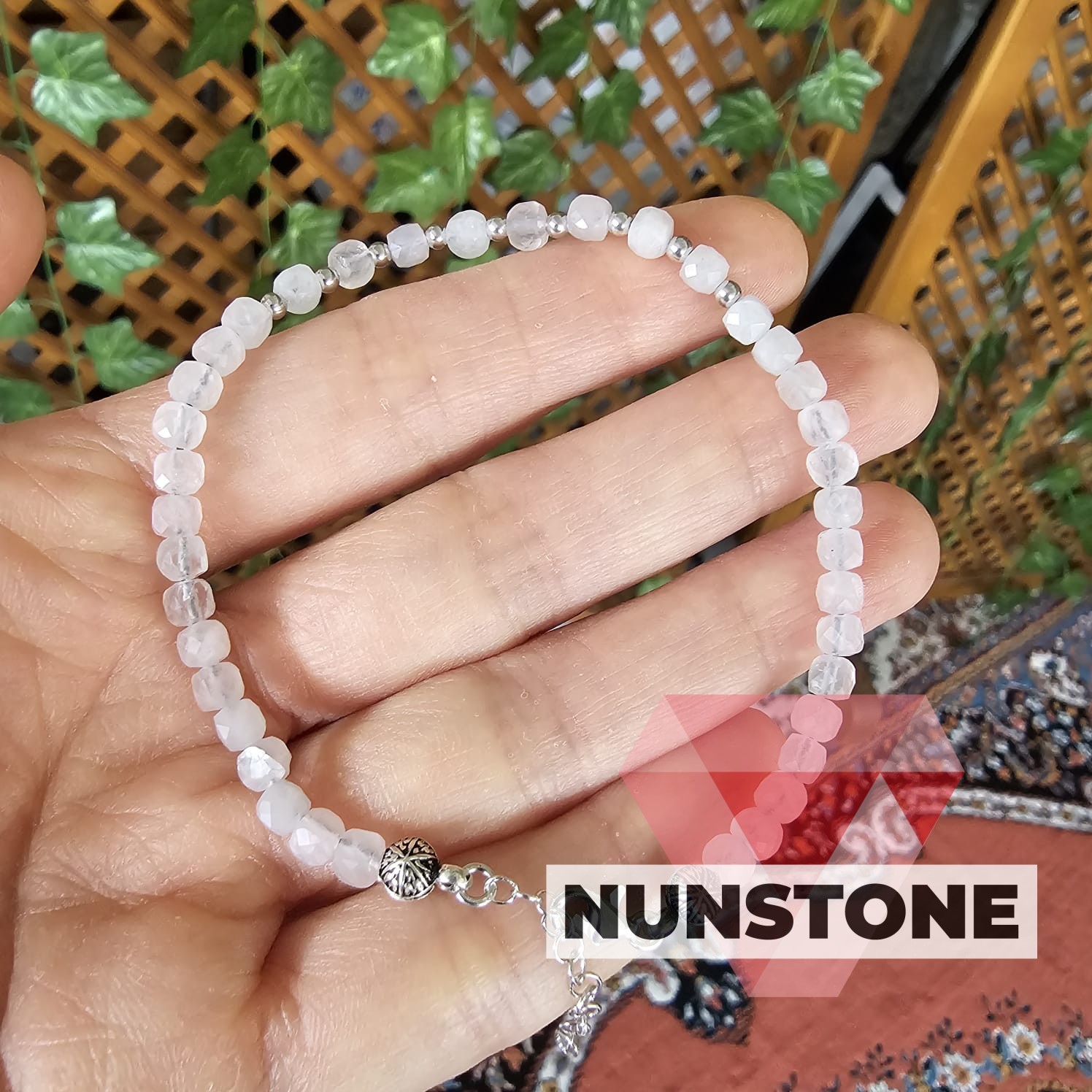 GÜL KUVARS AA KALİTE 4 MM KÜP KESİM GÜMÜŞ APARATLI BİLEKLİK