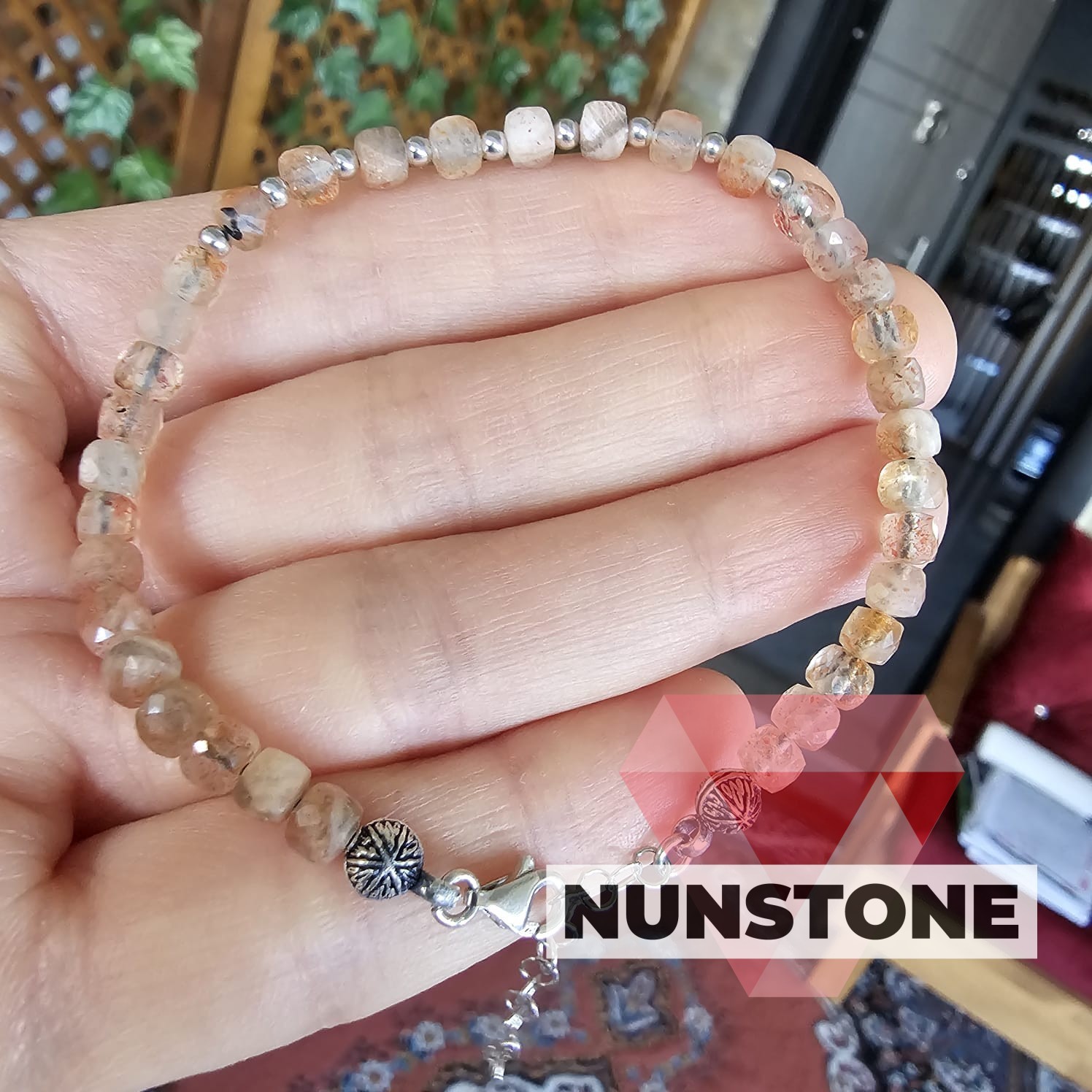 GÜNEŞ TAŞI AA KALİTE 4MM KÜP KESİM GÜMÜŞ APARATLI BİLEKLİK